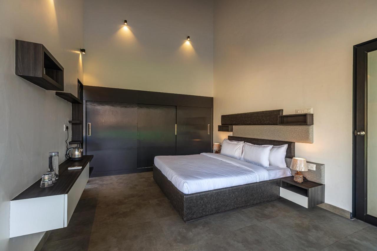 Saffronstays Stargazer, Karjat - Luxury Pool Villa With Lake View Exterior photo